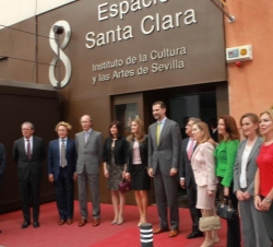 Fotografía de grupo con las personalidades asistentes a la llegada de los Príncipes de Asturias al Espacio Santa Clara Santa Clara